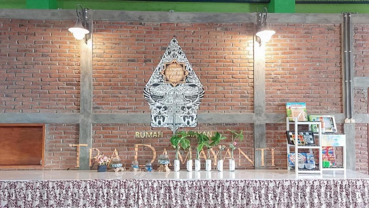 Hotel Shinta 1 Near Stasiun Kertosono Mitra Reddoorz Pelem Zewnętrze zdjęcie